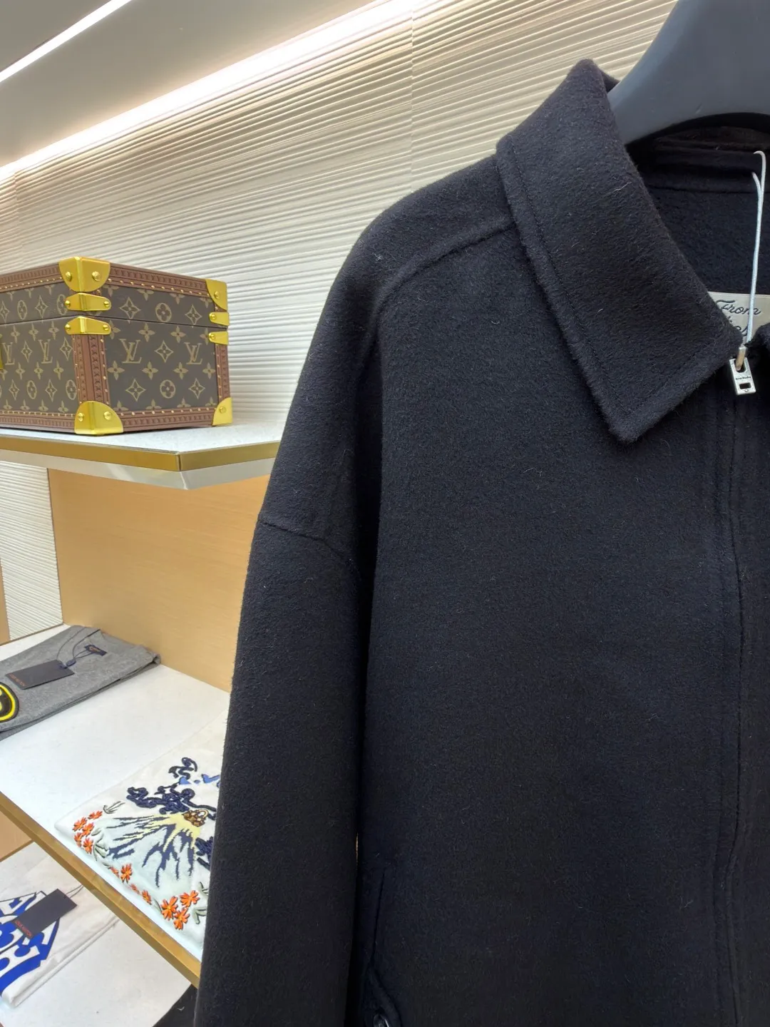 Acne Studios lapel zipper off-shoulder long-sleeved wool jacket ●Original version: Purchased and developed at 7499 ●Item number: 1681820-C85 ●Fabric: wool fabric ●Technology: Made on positioning cutting machine ●Color: black ●Version: fitted version ●Weight: about 1215 grams ●Size: 46-48-50 ●Description: Made of high-density wool blended fabric, treated with double-sided worsted spinning process, it feels soft and waxy and has good drape. The body adopts a hidden zipper + lapel design, with a neat neckline; the pockets on both sides have a welt structure and are decorated with buttons of the same color, with exquisite details. The overall shape is slightly loose, the hem is naturally curved, and the edges are reinforced with overlocking technology, which not only retains the soft texture of the fabric, but also improves the durability, and combines simple style with advanced craftsmanship. The overall wiring is straight and delicate, the fabric is comfortable and soft, and the color is consistent without color difference. It can be matched with the same style to create a fashionable look and control various occasions. Customized accessories, complete with three standards, same style for men and women!